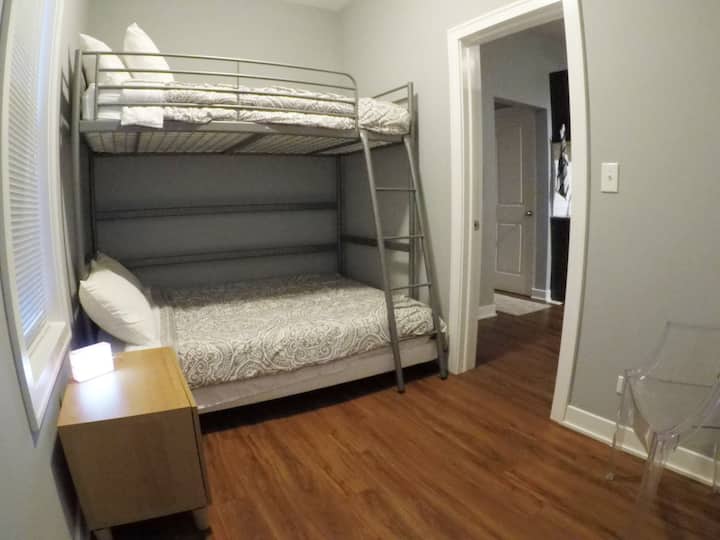 litera cómoda - cama doble en la parte superior y completa en la parte inferior - con mi silla fantasma favorita