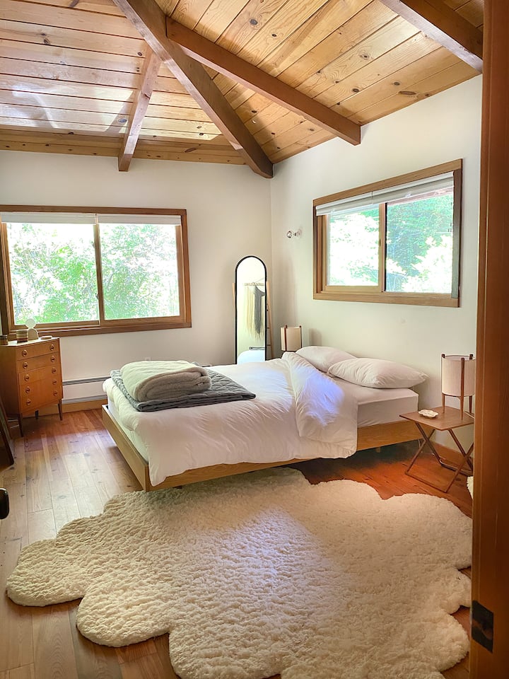 Dhoma kryesore e gjumit ka një pamje të bukur të pemëve dhe një dyshek Keetsa me madhësi jo toksike.