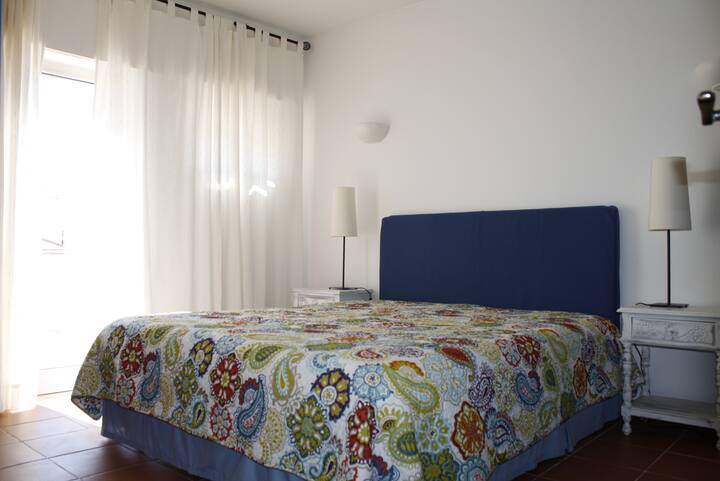 חדר ראשון עם מיטה זוגית גדולה