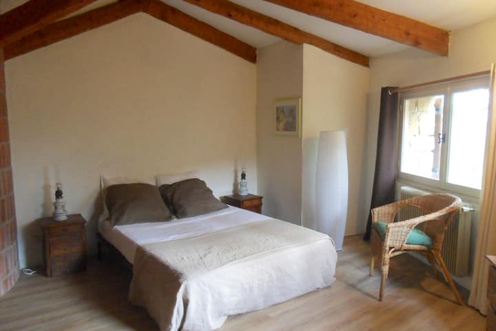 חדר שינה ראשי בקומה העליונה 1 עם מזגן נייד.