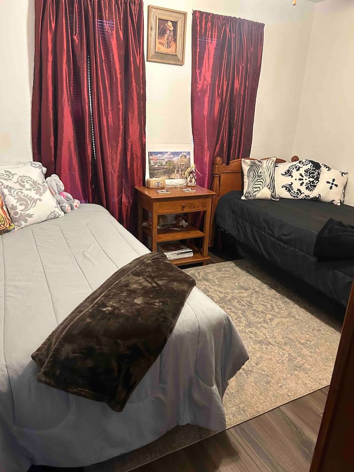 Guest room 2, two twin beds
