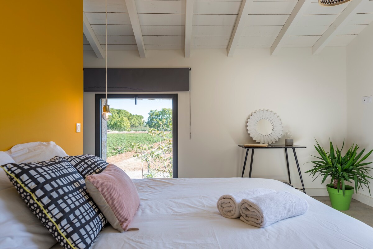 ตื่นขึ้นมาพร้อมวิวธรรมชาติที่น่าตื่นตาตื่นใจ ห้องพักสไตล์มินิมอลที่ผสมผสานความสว่าง ความสะดวกสบาย และความกลมกลืน เพื่อการพักผ่อนอย่างเต็มที่ในใจกลางชนบท