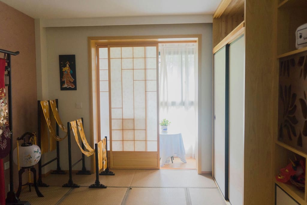 榻榻米房间一角,卧室。移门外面就是一个小阳台,有洗衣机,上面有晾衣架。