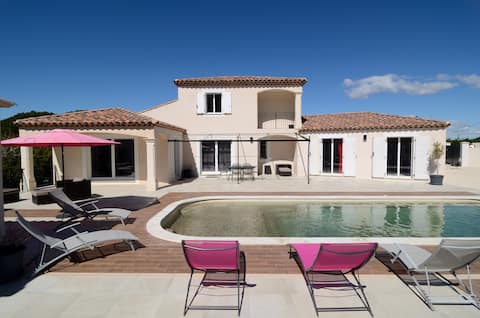 Villa with quiet pool between Aix and Marseille