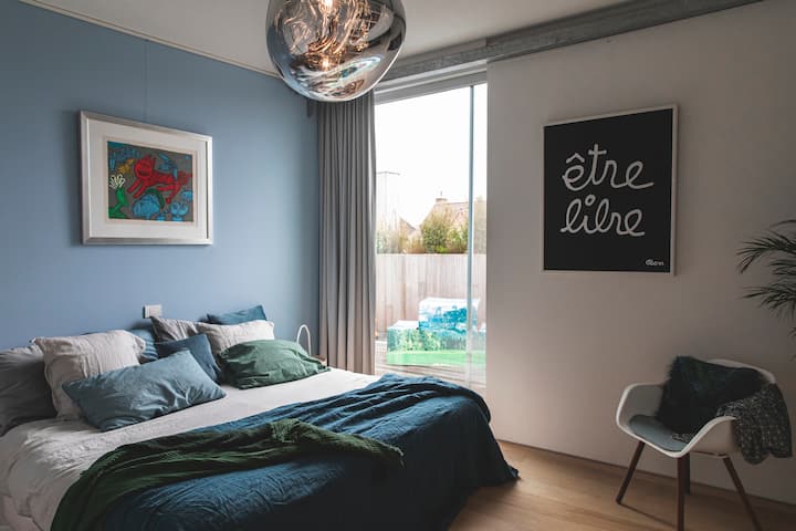 Საძინებელი 2 ტერასაზე გასასვლელით. Საწოლი Sofitelboutique (2mx2m)
2 საძინებელსა და 3-ს არ აქვს დამხმარე სააბაზანო, ისინი დერეფანში უნდა გავიდნენ. Ამის მიუხედავად, მე ‑ 2 საძინებლის გვერდით არის მეორე სააბაზანო, რომლის ქვედა ნაწილშიც არის სააბაზანო.