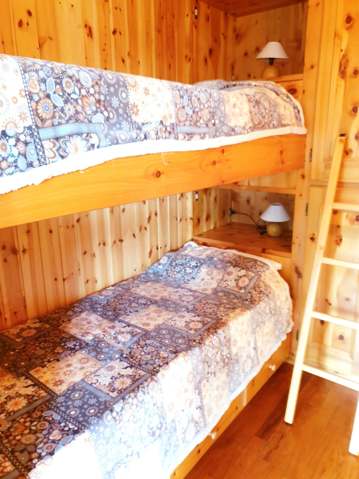 Dhoma e gjumit e dytë me krevate dhe dollap 