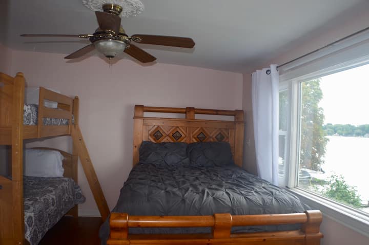 ห้องนอน 3 เตียงควีนไซส์พร้อมเตียงสองชั้นหันหน้าไปทางทะเลสาบ