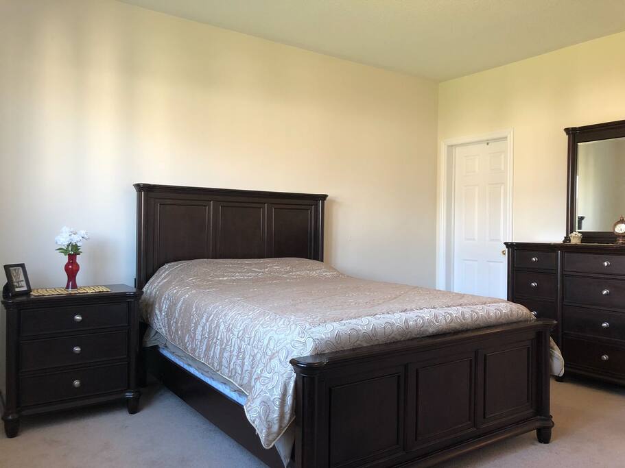 Bedroom 1 - Queen bed