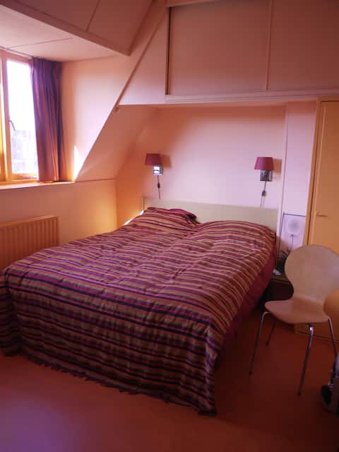1 room €90, 2 rooms €120,-. Sauna, roofterrace.