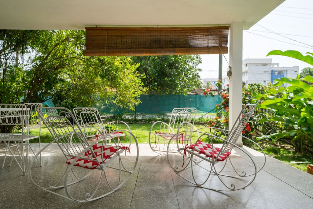 Portal y jardines