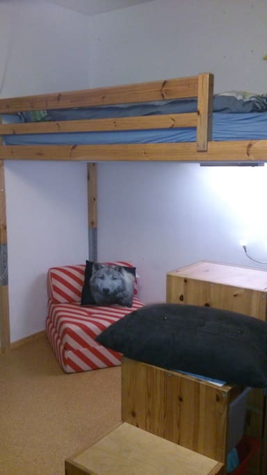 Hochbett, darunter Sitzecke (wenn nötig zusätzliche Matratze
Loft bed underneath seat (if necessary additional mattress )