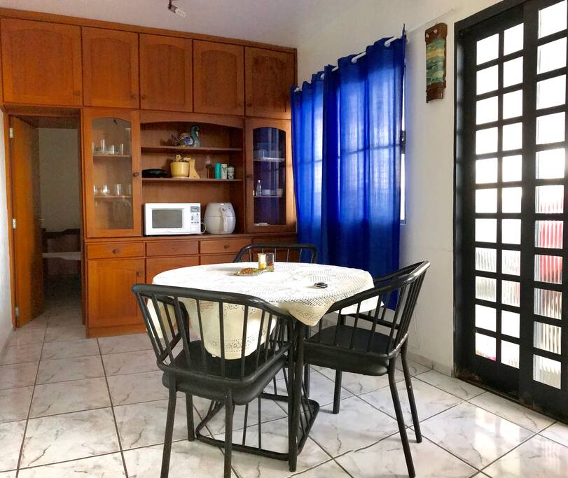 Mesa de jantar ampla e iluminada.