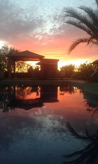 Splendide coucher de soleil sur la piscine et le bar d'été