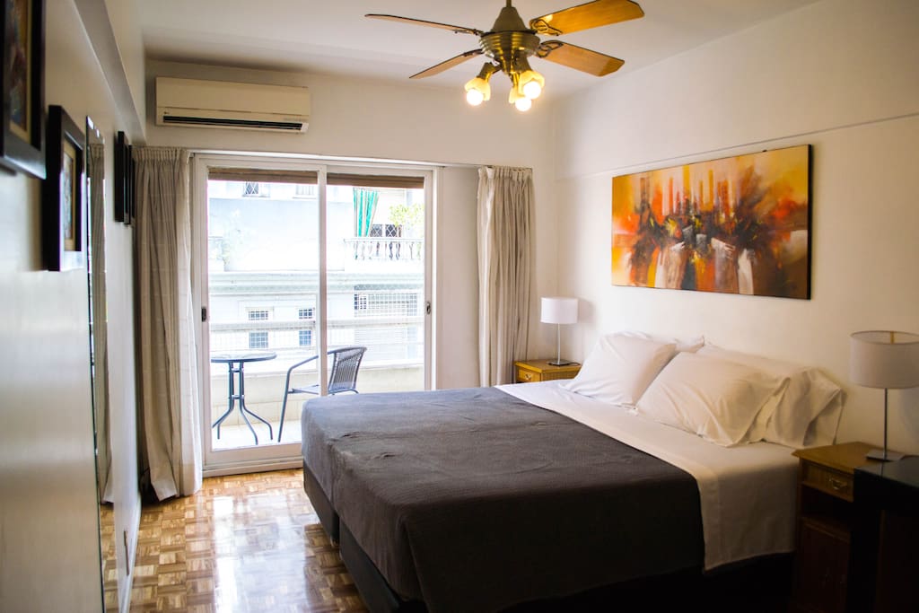 Dormitorio Cama King con salida Balcón