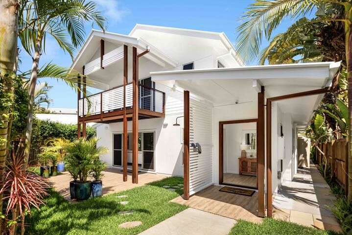 Gorgeous Byron Moon Home @ Belongil Beach gallery image 2