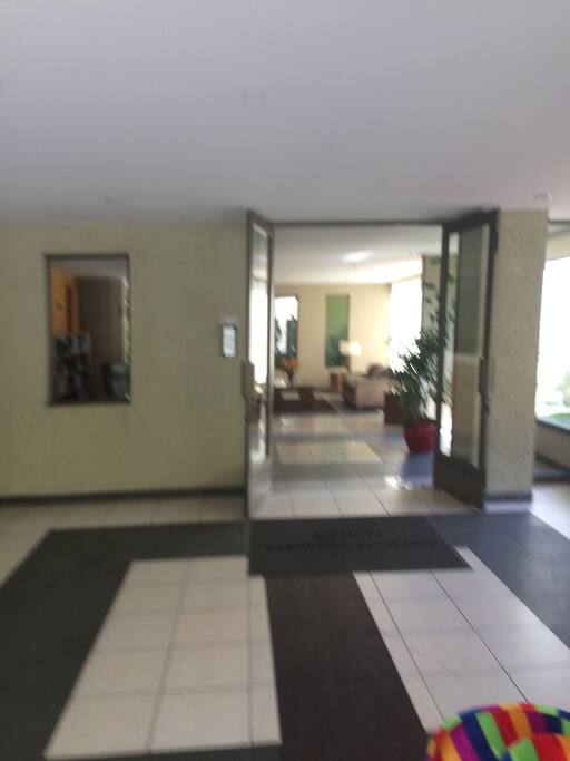 Edificio cuenta con salón de eventos y gimnacio