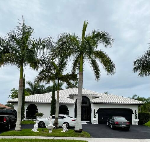 Lux 4 bedroom home on lake with pool! gallery image 2