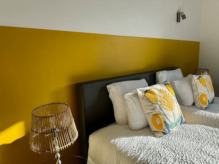 Guesthouse De Wissen kamer 1 met uitzicht op terras en natuurgebied het Negenoord in Dilsen-Stokkem