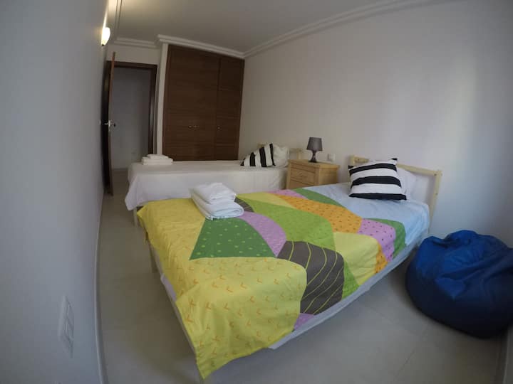 Gästezimmer mit zwei Einzelbetten
