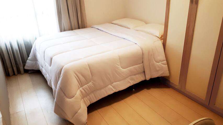 Alugo Suíte (cama queen e ar-condicionado)