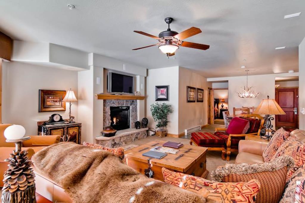 Couch,Furniture,Bedroom,Indoors,Room
