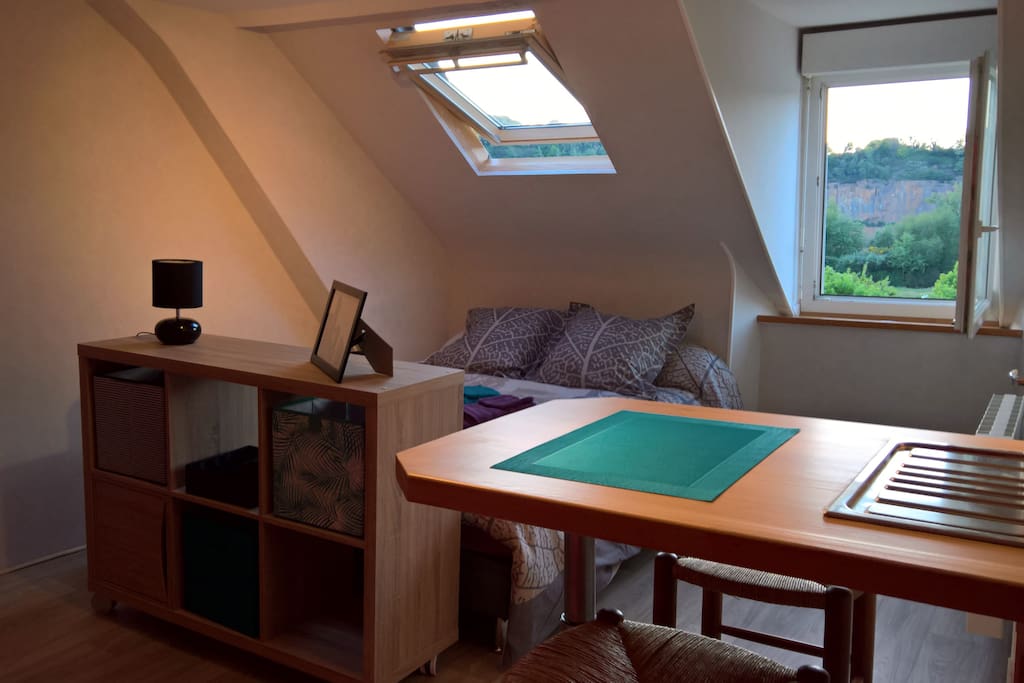 Lit 140 cm confortable dans logement très calme