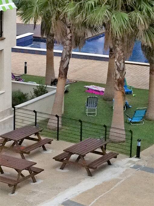 Zona de picnic al lado de la piscina