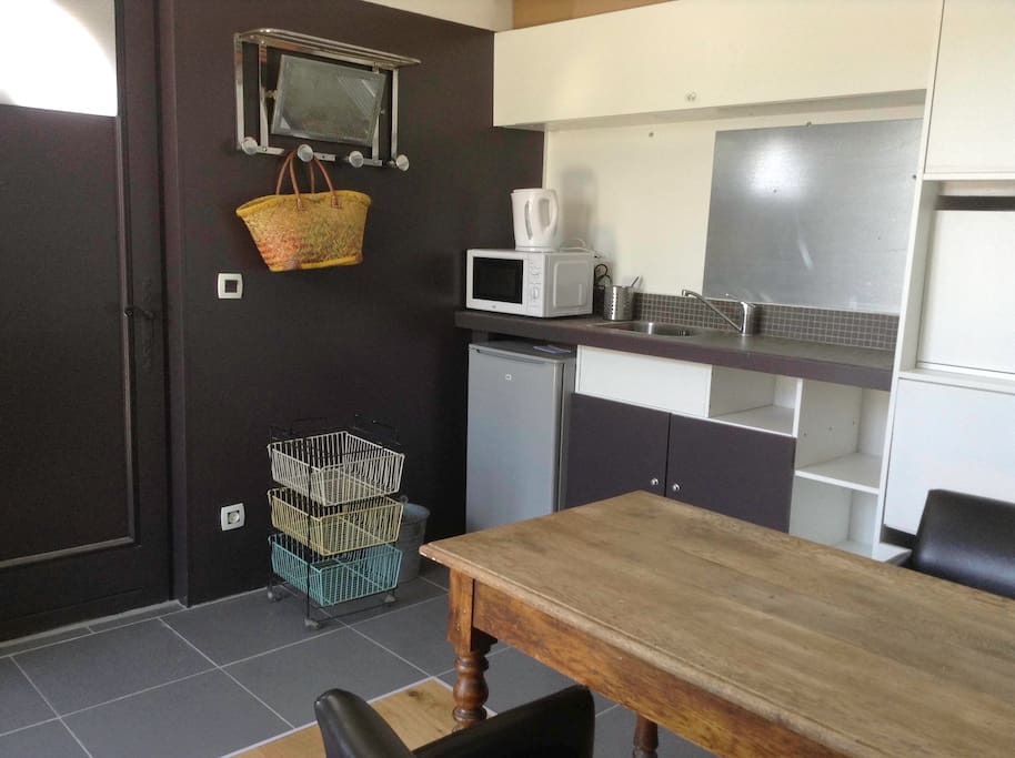 coin cuisine, frigo, évier, micro onde.