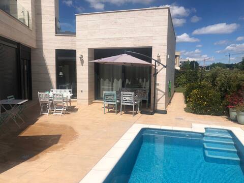 Spectacular Chalet with Chimena and Pool