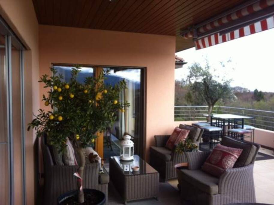 Covered Terrace
with view to lake and mountains
