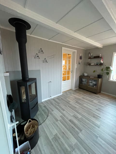 Popular Airbnb listing: "This Old House" -Check in...Breathe out! in Hadsel