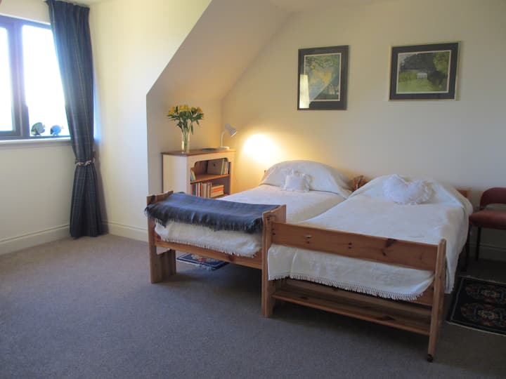 Chambre avec deux lits orientés sud