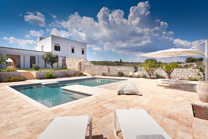 Deluxe suite in a Charming Masseria