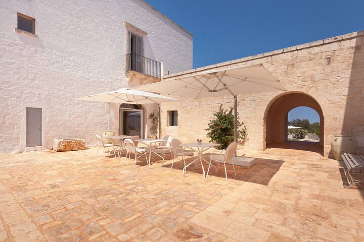 Deluxe suite in a Charming Masseria gallery image 2