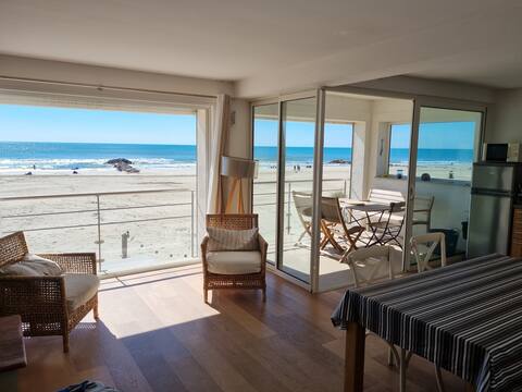 Beautiful frontline apartment with sea view