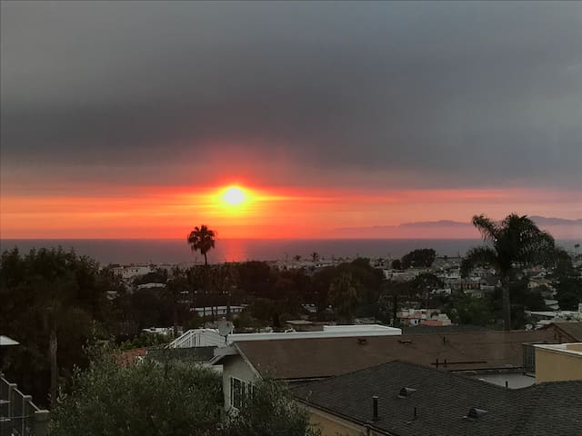 Ocean views and short walk to beach (Hermosa)