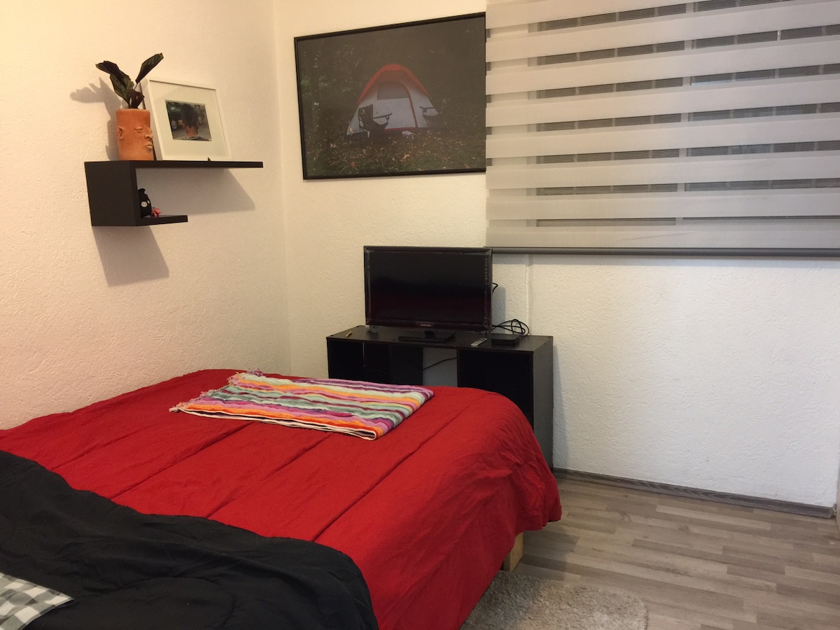 1号房配有双人床和电视（苹果电视）