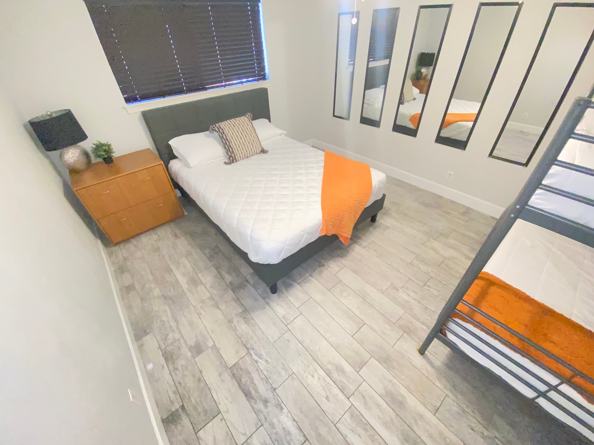 Chumba cha kulala cha pili kina kitanda kimoja cha kifalme na vitanda viwili viwili vya ghorofa.