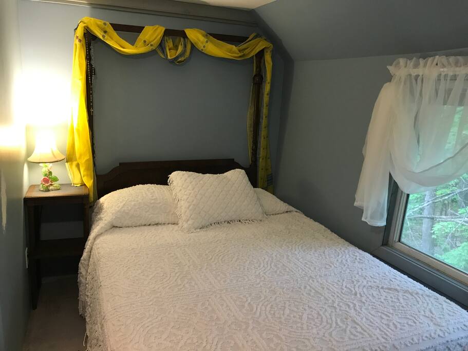 Queen bed 2nd level