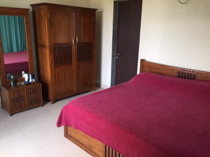 Dhoma kryesore e gjumit kati i parë