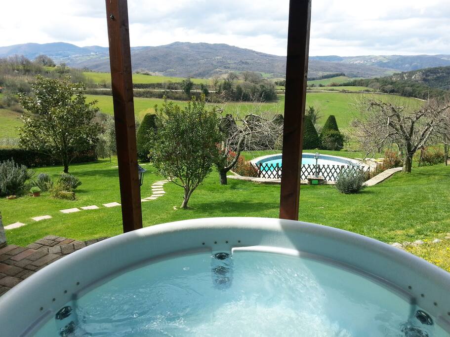 Vista esterna della Villa con piscina e jacuzzi