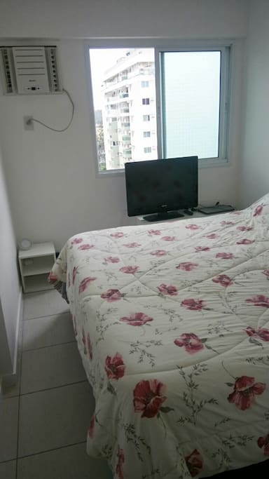 Suíte com banheiro, armários e ar condicionado / oom with bathroom, closets and air conditioning / Chambre avec salle de bains, placards et climatisation