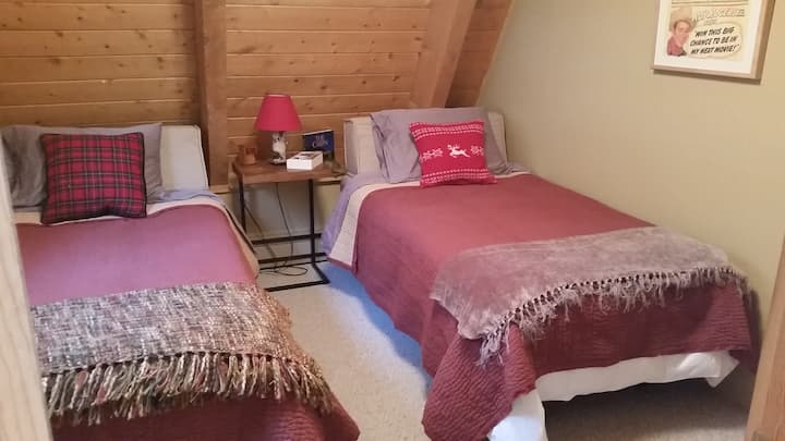 Segundo dormitorio en el piso principal con dos camas individuales y mantas adicionales...