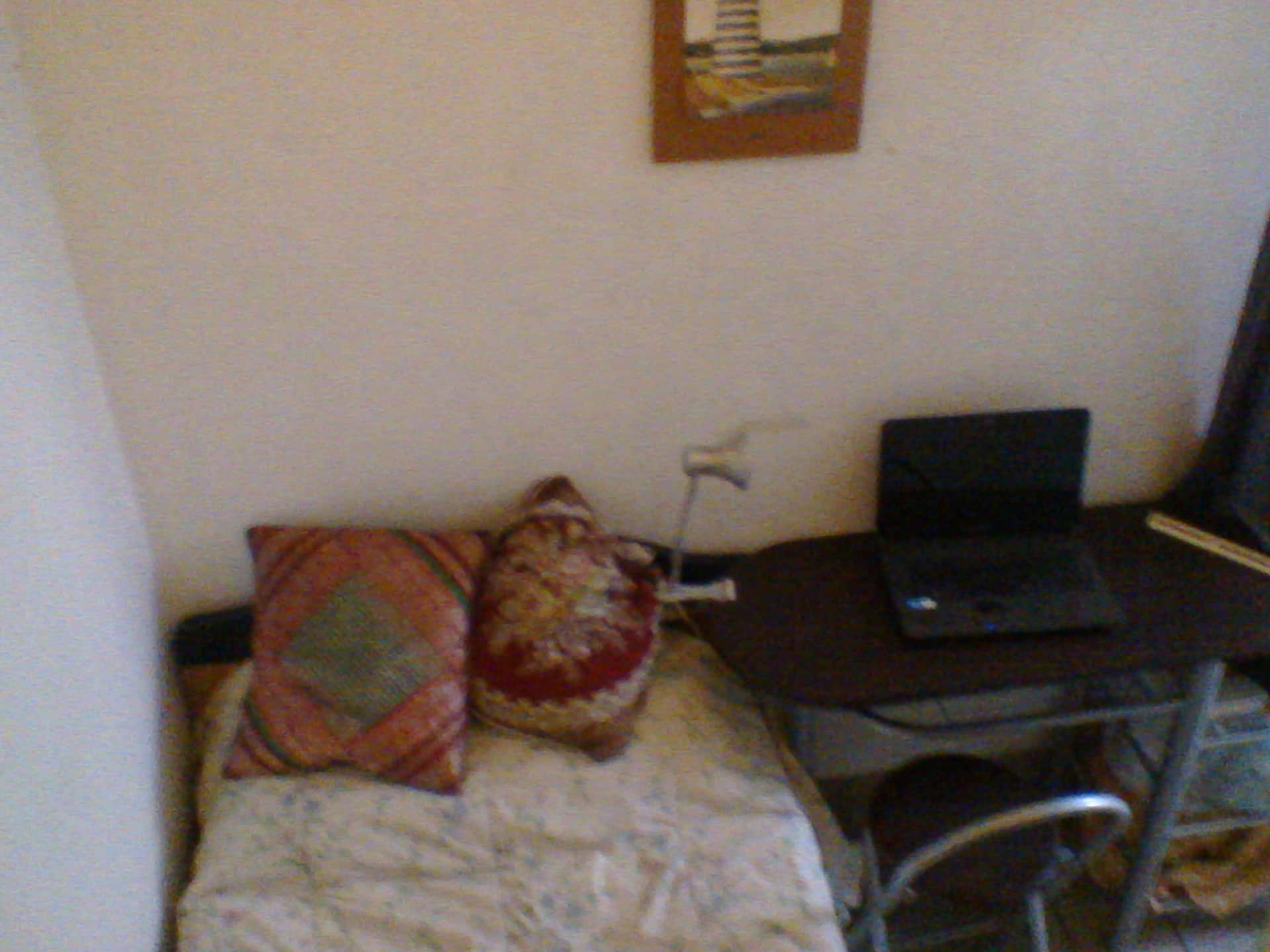Quarto pequeno com mesa e fechadura