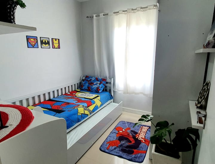 Chumba cha kulala kilicho na kitanda cha trundle na kiyoyozi 