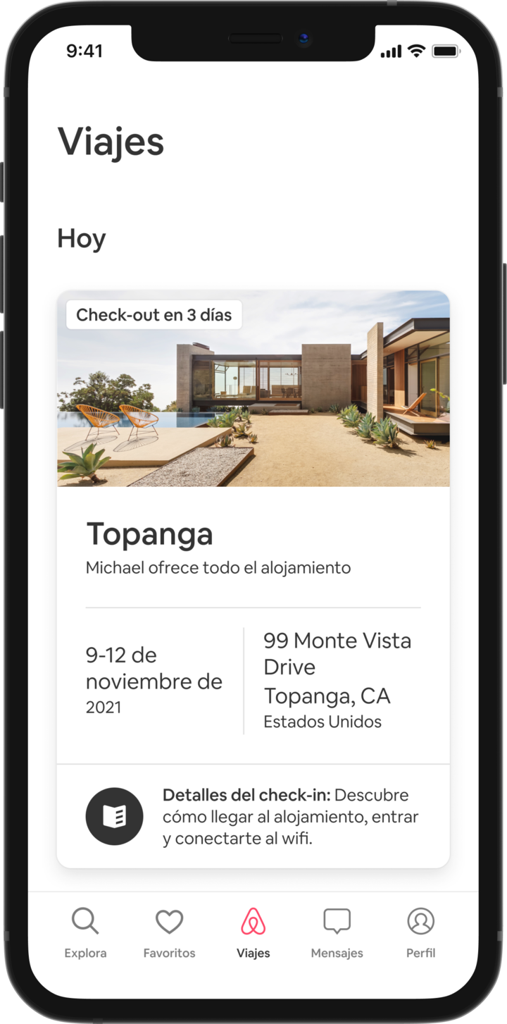 Un celular muestra la pestaña Viajes de un huésped con su próximo viaje programado. Debajo de un encabezado que dice “Hoy”, aparece una imagen de una casa de estilo alpino, y debajo están los detalles de la reservación de un huésped: el nombre del anuncio, los nombres de los anfitriones, la dirección y las fechas del viaje. En la parte inferior de la pantalla hay un botón que dice: “Tu información para el check-in. Descubre cómo llegar al alojamiento, entrar y usar el wifi”.