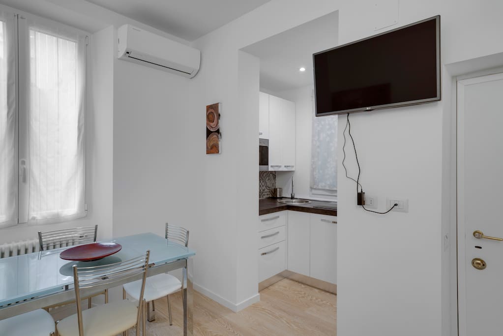 Zona pranzo con accesso a cucina