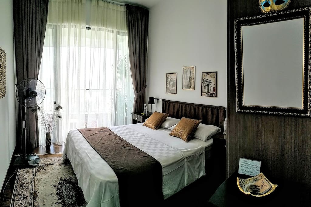 Wake up to the sunrise in this comfy Queen bed