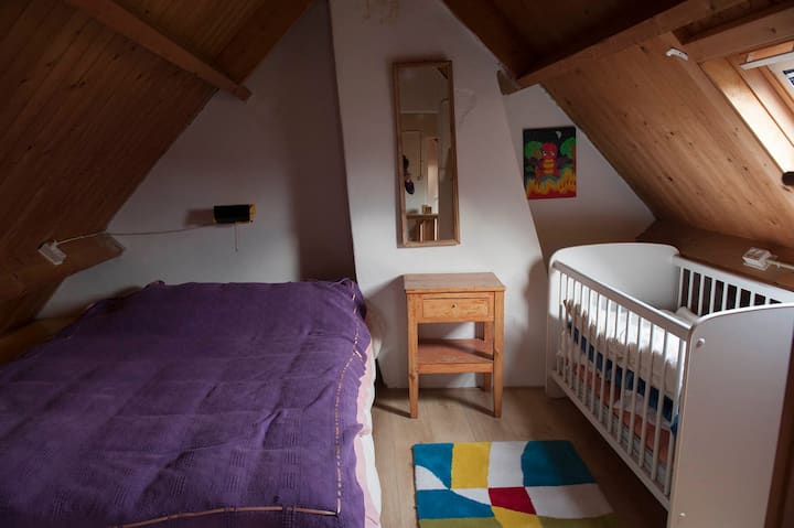 ห้องนอนที่สองมีเตียงคู่และเตียงขนาดเล็กสำหรับเด็กคนหนึ่ง