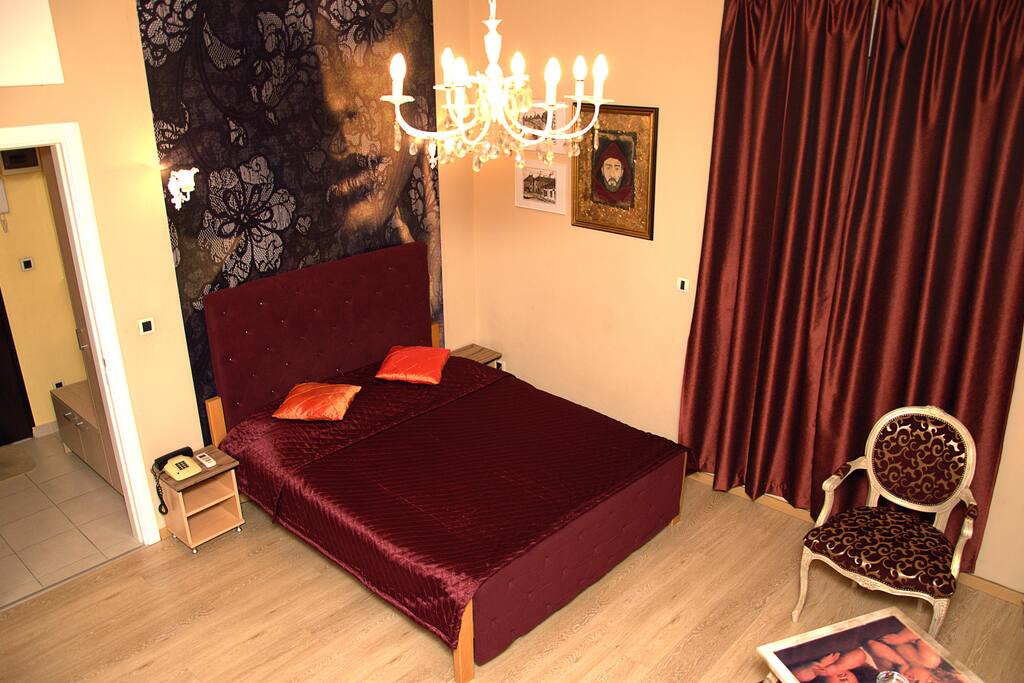 Queen size bed, central heating